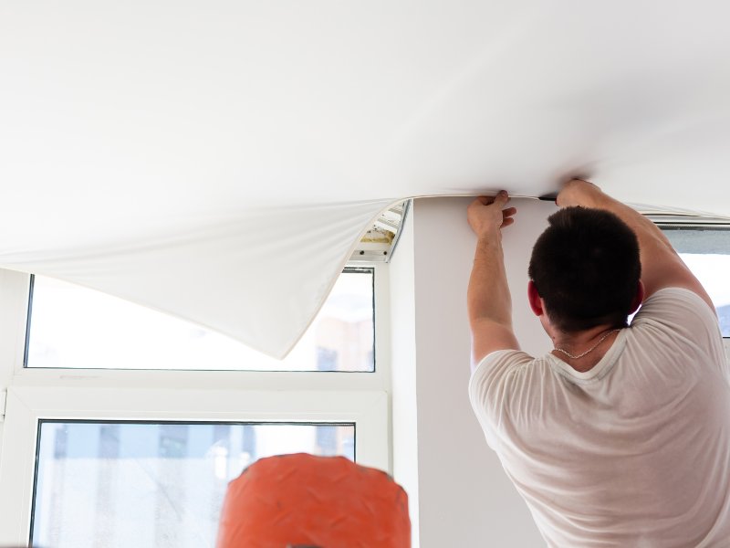 Quelles différences entre un plafond tendu à froid et à chaud ?