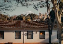 Démoussage de toiture : les meilleures méthodes, pour un toit qui en jette !